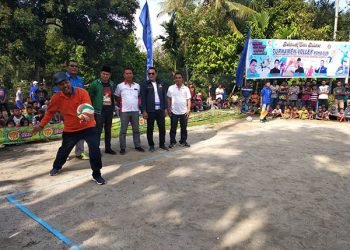 Wabup Ir Amran Sinaga melakukan servis pertama menandai dibukanya kompetisi Bola Voli Nagori Moho. (Suhendrat/metro24jam.com Sumber: https://sport.metro24jam.com/read/2020/03/16/4516/wakil-bupati-simalungun-buka-turnamen-bola-voli-karang-taruna-nagori-moho-cup-2020 Follow Twitter @Metro24Jamcom dan FB http://fb.com/metro24jamcom