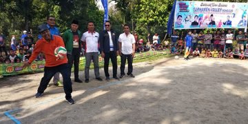 Wabup Ir Amran Sinaga melakukan servis pertama menandai dibukanya kompetisi Bola Voli Nagori Moho. (Suhendrat/metro24jam.com Sumber: https://sport.metro24jam.com/read/2020/03/16/4516/wakil-bupati-simalungun-buka-turnamen-bola-voli-karang-taruna-nagori-moho-cup-2020 Follow Twitter @Metro24Jamcom dan FB http://fb.com/metro24jamcom