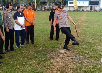 Kombes Pol Yemi Mandagi saat melakukan kick-off turnamen FKJW Cup X. (Fani Ardana/metro24jam.ciom) Sumber: https://sport.metro24jam.com/read/2020/02/02/4468/kapolresta-deliserdang-kick-off-turnamen-sepakbola-fkwj-cup-x Follow Twitter @Metro24Jamcom dan FB http://fb.com/metro24jamcom