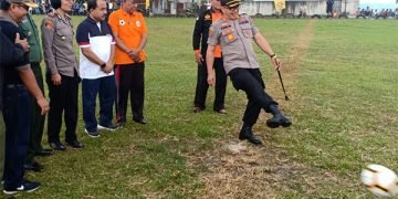 Kombes Pol Yemi Mandagi saat melakukan kick-off turnamen FKJW Cup X. (Fani Ardana/metro24jam.ciom) Sumber: https://sport.metro24jam.com/read/2020/02/02/4468/kapolresta-deliserdang-kick-off-turnamen-sepakbola-fkwj-cup-x Follow Twitter @Metro24Jamcom dan FB http://fb.com/metro24jamcom