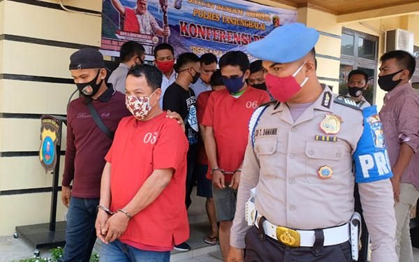 Haji Kibal dkk saat usai dipaparkan di Mapolres Tanjungbalai, Kamis (2/6/2020). (ist/metro24jam.com