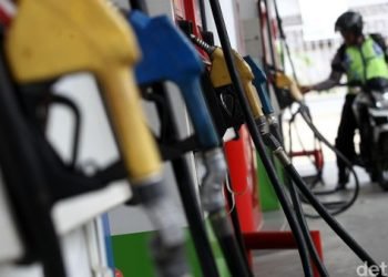 Foto: Ilustrasi nozel bahan bakar Pertamina. Per 5 Juli ini harga BBM jenis Pertalite turun menjadi Rp 6.450 di 50 SPBU Indonesia. (Grandyos Zafna)