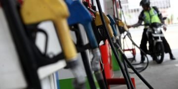 Foto: Ilustrasi nozel bahan bakar Pertamina. Per 5 Juli ini harga BBM jenis Pertalite turun menjadi Rp 6.450 di 50 SPBU Indonesia. (Grandyos Zafna)