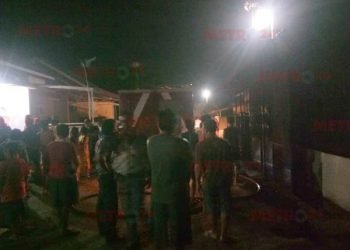 Suasana di Komplek Banyu Mas Asri saat terjadi kebakaran. (Sam/metro24jam.com) Sumber: https://news.metro24jam.com/read/2020/07/08/96505/rumah-di-komplek-banyu-mas-asri-menyala-katanya-dibakar-gara-gara-cekcok-3-anak-luka Follow Twitter @Metro24Jamcom dan FB http://fb.com/metro24jamcom