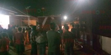 Suasana di Komplek Banyu Mas Asri saat terjadi kebakaran. (Sam/metro24jam.com) Sumber: https://news.metro24jam.com/read/2020/07/08/96505/rumah-di-komplek-banyu-mas-asri-menyala-katanya-dibakar-gara-gara-cekcok-3-anak-luka Follow Twitter @Metro24Jamcom dan FB http://fb.com/metro24jamcom