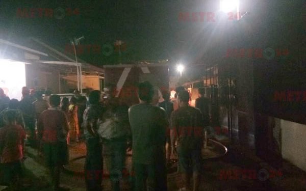 Suasana di Komplek Banyu Mas Asri saat terjadi kebakaran. (Sam/metro24jam.com) Sumber: https://news.metro24jam.com/read/2020/07/08/96505/rumah-di-komplek-banyu-mas-asri-menyala-katanya-dibakar-gara-gara-cekcok-3-anak-luka Follow Twitter @Metro24Jamcom dan FB http://fb.com/metro24jamcom