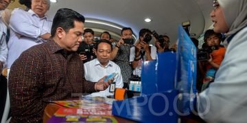 Menteri BUMN Erick Thohir meninjau stok masker kain dan cairan anti septik di Apotik Kimia Farma Jakarta, Rabu 4 Maret 2020. Direktur Utama Kimia Farma Verdi Budidarmo menegaskan stok masker kain untuk saat ini masih ada sekitar 4.000 dus. Tempo/Tony Hartawan