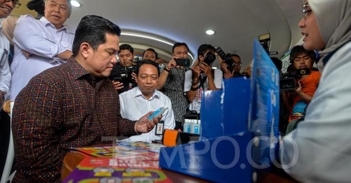 Menteri BUMN Erick Thohir meninjau stok masker kain dan cairan anti septik di Apotik Kimia Farma Jakarta, Rabu 4 Maret 2020. Direktur Utama Kimia Farma Verdi Budidarmo menegaskan stok masker kain untuk saat ini masih ada sekitar 4.000 dus. Tempo/Tony Hartawan