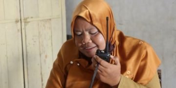 Sinyal ponsel sulit diakses, guru dan murid di Sumbawa gunakan handy talkie
