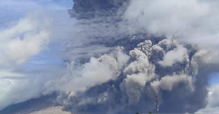Gunung Sinabung kembali erupsi dengan ketinggian abu 5 km