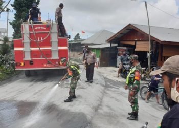 Pembersihan debu erupsi gunung Sinabung terus dilanjutkan