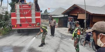 Pembersihan debu erupsi gunung Sinabung terus dilanjutkan