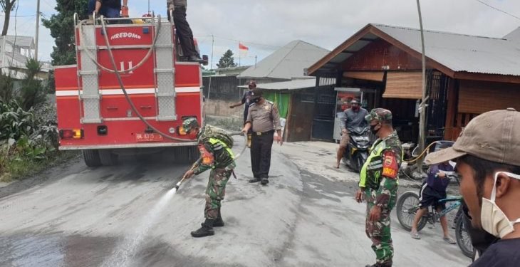 Pembersihan debu erupsi gunung Sinabung terus dilanjutkan