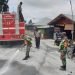 Pembersihan debu erupsi gunung Sinabung terus dilanjutkan