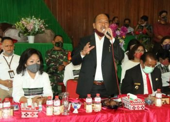 Serahkan kartu keluarga sejahtera, harapkan keluarga penerima semakin mandiri dan berdikari.