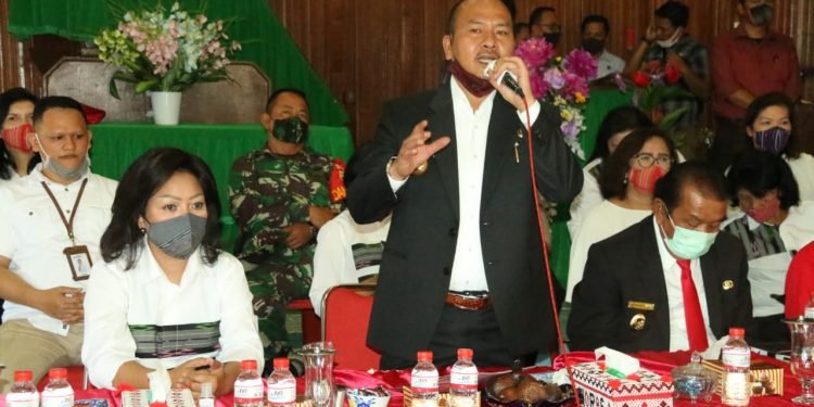 Serahkan kartu keluarga sejahtera, harapkan keluarga penerima semakin mandiri dan berdikari.