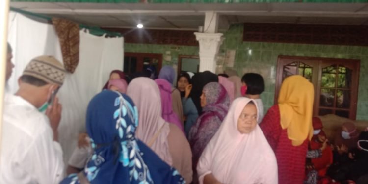 Suasana pemakaman Fitri Yanti driver ojek online tewas dibunuh