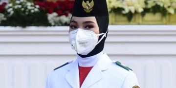 Sylvia Kartika Putri, pembawa baki di upacara penurunan bendera asal Pematangsiantar
