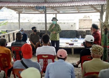 Sekda SUMUT R Sabrina  dialog bersama Petani Ikan di Sergai