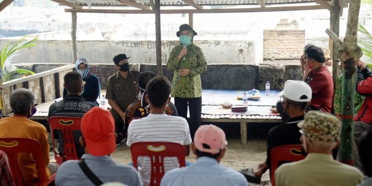 Sekda SUMUT R Sabrina  dialog bersama Petani Ikan di Sergai