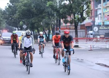 Kapolda Sumut Irjen Pol. Drs. Martuani Sormin, M.Si olahraga sepeda bersama dengan para PJU