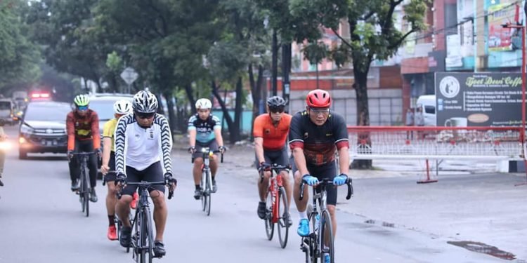 Kapolda Sumut Irjen Pol. Drs. Martuani Sormin, M.Si olahraga sepeda bersama dengan para PJU