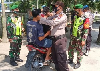 Terapkan pendisiplinan penggunaan masker Kapolsek Perdagangan bersama Forkopimca kecamatan Bandar bagikan masker