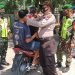 Terapkan pendisiplinan penggunaan masker Kapolsek Perdagangan bersama Forkopimca kecamatan Bandar bagikan masker