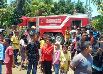 Rumah semi permanen, yang dihuni 4 kepala keluarga, Hangus terbakar