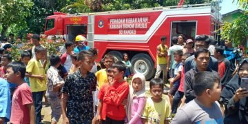 Rumah semi permanen, yang dihuni 4 kepala keluarga, Hangus terbakar