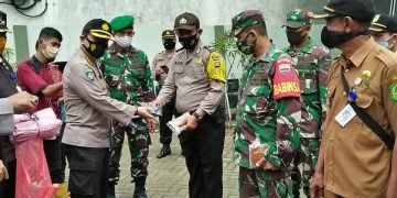Kabid Keuangan Polda Sumut Kombes Pol Takwil Ichsan S.E. Ak. MSi melaksanakan pembagian masker
