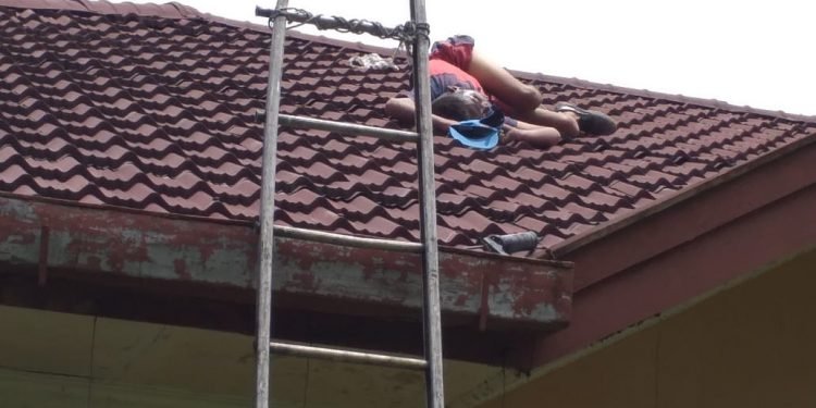 Perbaiki genteng rumah, Hotmatua tewas terkena serangan jantung