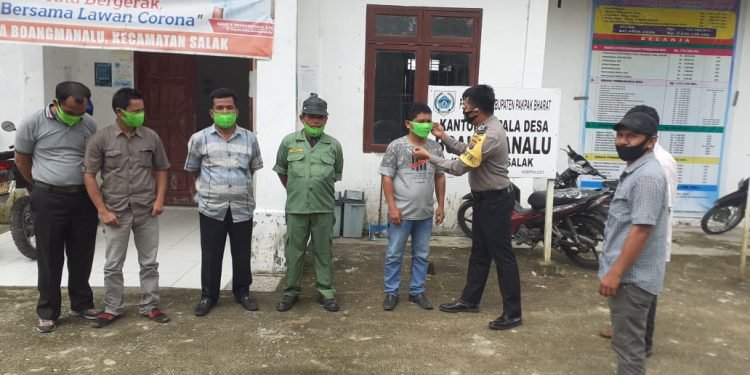 Bhabinkamtibmas bagikan masker kepada warga Boangmanalu