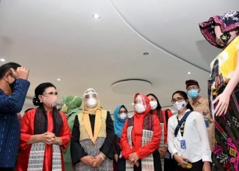 Endang Budi Karya Kagumi Keindahan Ulos Batak