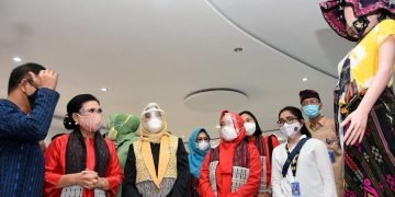 Endang Budi Karya Kagumi Keindahan Ulos Batak