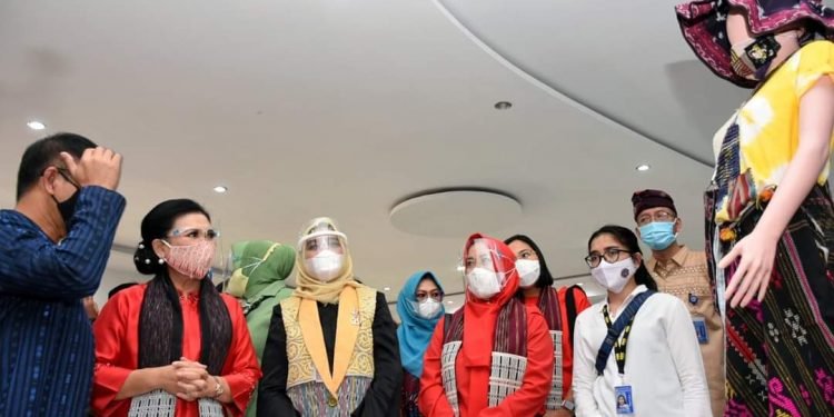 Endang Budi Karya Kagumi Keindahan Ulos Batak