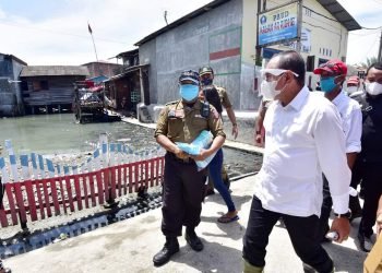 Gubsu kunjungi daerah banjir di Medan