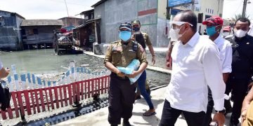 Gubsu kunjungi daerah banjir di Medan