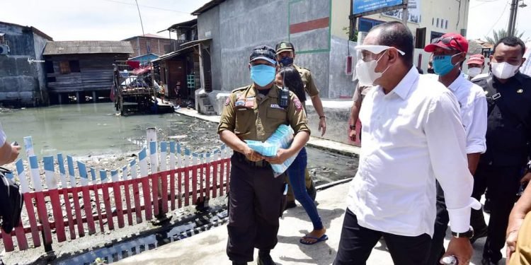 Gubsu kunjungi daerah banjir di Medan