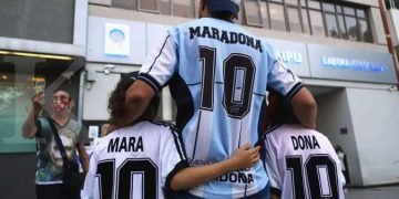 Jersey pencetak gol Tangan Tuhan Maradona bisa jadi milik Anda, harganya US$ 2 juta