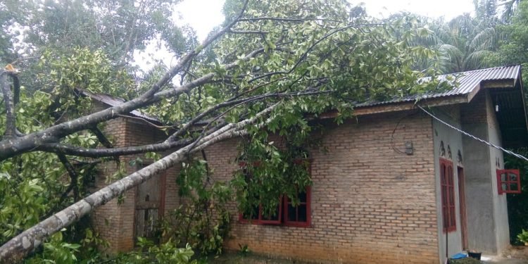 Puluhan Rumah Warga di Kecamatan Ujung Padang Kabupaten Simalungun Rusak Diterjang Puting Beliung