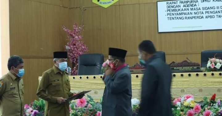 Penyampaian Nota Pengantar RAPBD Pakpak Bharat T.A. 2021 Oleh Sekdakab