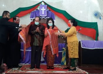 Pemberian Ulos Borhat-Borhat Kepada Calon Walikota Asner Silalahi Oleh Jemaat HKBP Jl.Cornel Simanjuntak Resort Pematangsiantar II