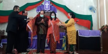 Pemberian Ulos Borhat-Borhat Kepada Calon Walikota Asner Silalahi Oleh Jemaat HKBP Jl.Cornel Simanjuntak Resort Pematangsiantar II