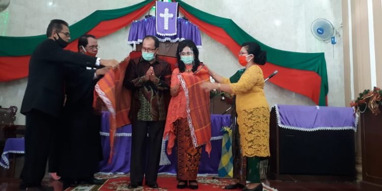 Pemberian Ulos Borhat-Borhat Kepada Calon Walikota Asner Silalahi Oleh Jemaat HKBP Jl.Cornel Simanjuntak Resort Pematangsiantar II