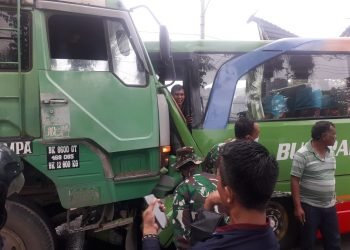 Diduga Rem Blong , Bus Pariwisata Hantam Fuso Pengangkut Kayu
