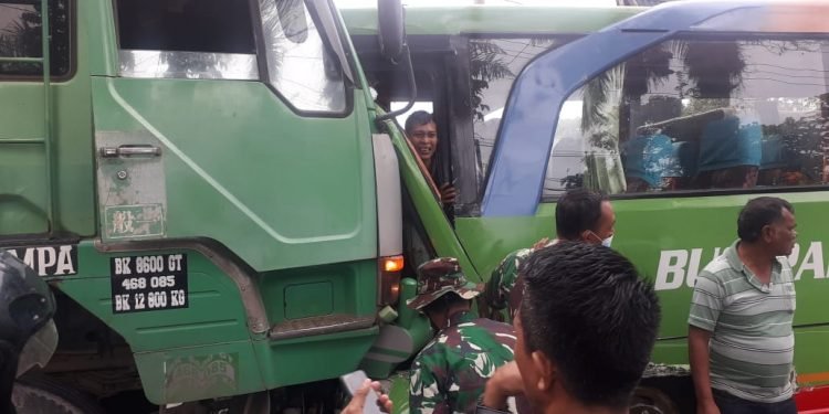Diduga Rem Blong , Bus Pariwisata Hantam Fuso Pengangkut Kayu