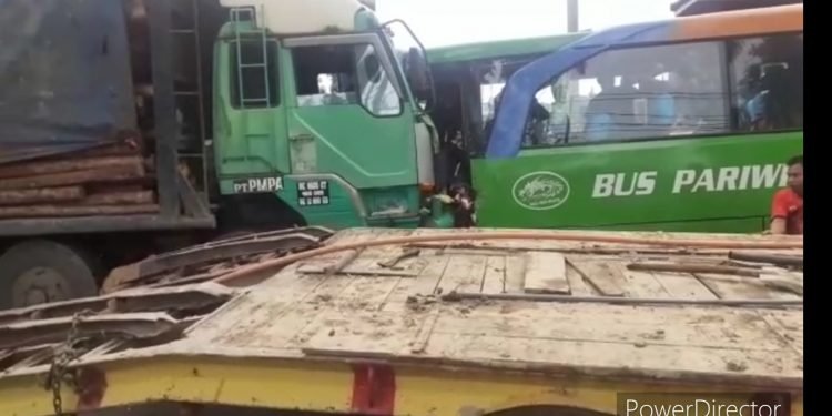 BUS PARIWISATA TABRAKAN DENGAN TRUK MUATAN KAYU DI JALAN ASAHAN DEPAN  KOREM