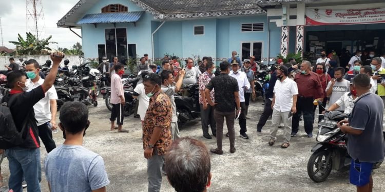 Akibat Banjir di Sinaksak Warga Perumahan Baringin Indah Geruduk Kantor Camat