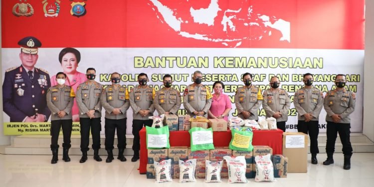 Kapolda Sumut Dan Ketua Bhayangkari Daerah Sumut Serahkan Bantuan Kemanusiaan Untuk Provinsi Sulawesi Barat Dan Kalimatan Selatan